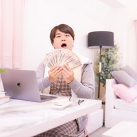 副業だけでこれだけ稼げました系のライバー男性がお札を数えるの写真