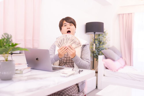 副業だけでこれだけ稼げました系のライバー男性がお札を数える
