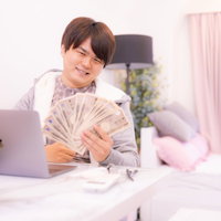 札勘定しながらニヤリの写真