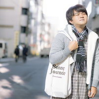 これから買い物におでかけする陽気な男性が街中を歩くの写真