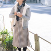 不安な表情で街角に立ち止まり見上げる男性の写真