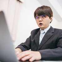 複垢で誤爆ツイートしたSNS担当者の焦った表情の写真