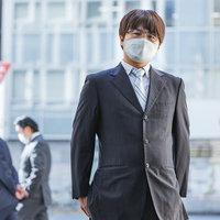 ハイクラス転職を成し遂げた勝ち組社員のスーツ姿の写真