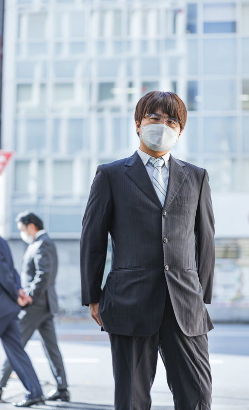 ハイクラス転職を成し遂げた勝ち組社員のスーツ姿