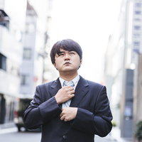 ネクタイを締め直して気合を入れる営業男性の写真