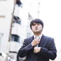 今日も成果なし、ネクタイを直す外回り営業マンの写真