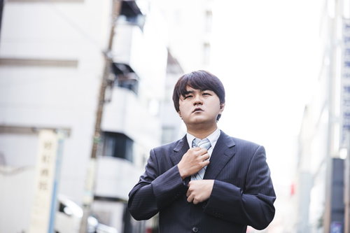 外回りから帰ってきた営業マンの今日も成果なし