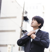 転職活動に力が入る営業男性のスーツ姿と清潔感の写真