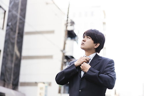 転職活動に力が入る営業男性のスーツ姿と清潔感