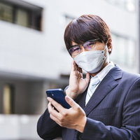 重要なメッセージが届き顔色が変わる上司の写真