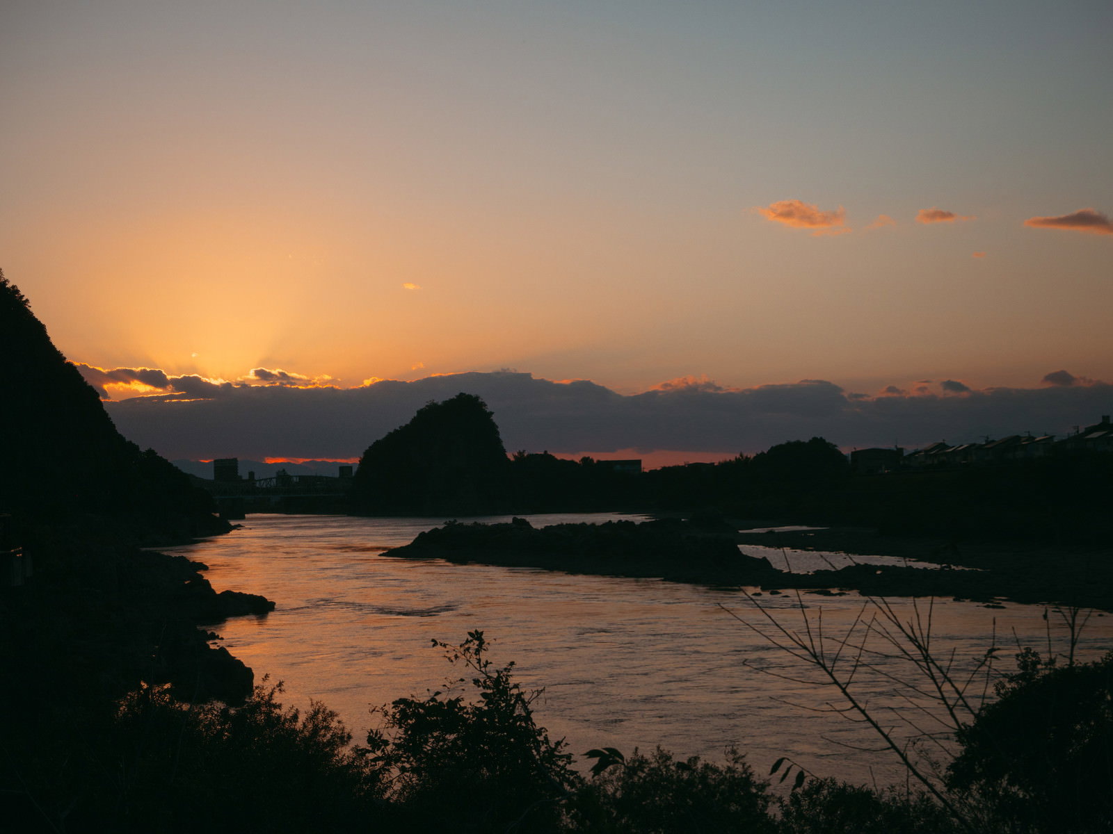 夕焼けに染まる木曽川の風景、オレンジ色の空と静かな川面