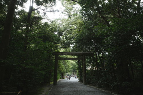 豊受大神宮（とようけだいじんぐう）（外宮）の森の中に建つ第二鳥居