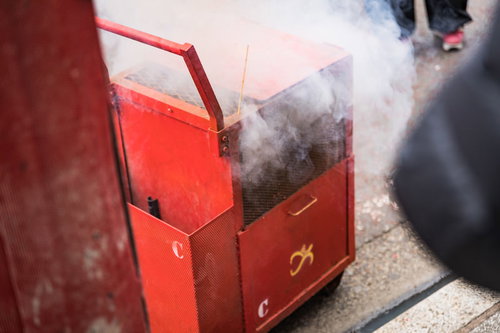 横浜中華街で春節の爆竹箱から煙が吹き上がる光景