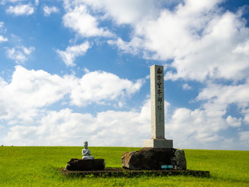 硫黄島にある海軍南方諸島航空隊本部豪の道標