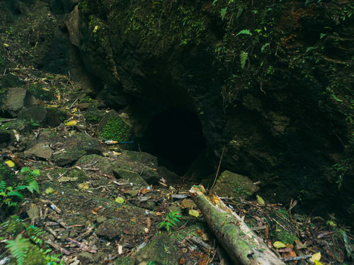 真っ暗で中が全く見えない海軍司令部壕入口［硫黄島］