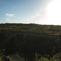 米軍の軍需品廃棄場だった硫黄島旧噴火口（ミリオンダラーホール）の写真