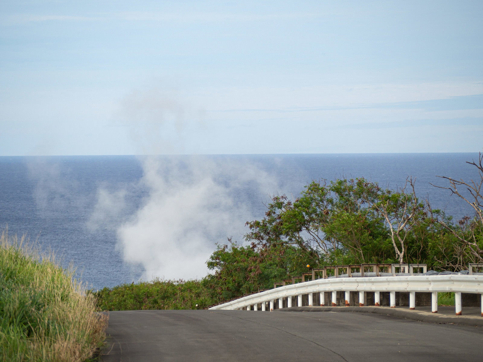 海へと続く道路の向こうに広がる海と地面から立ち上る白い蒸気
