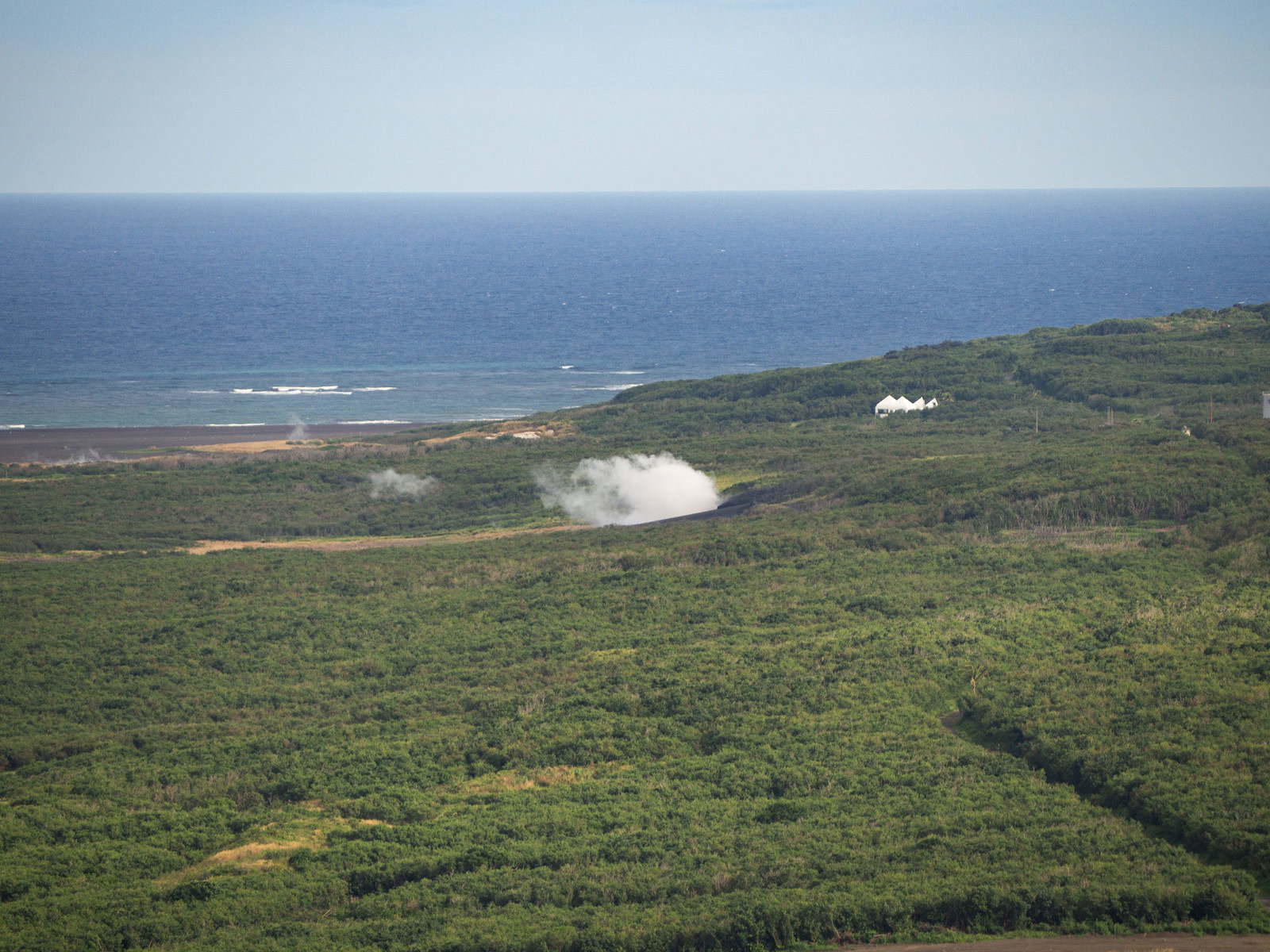 硫黄島の摺鉢山から見た鶯地獄の蒸気と水平線の風景