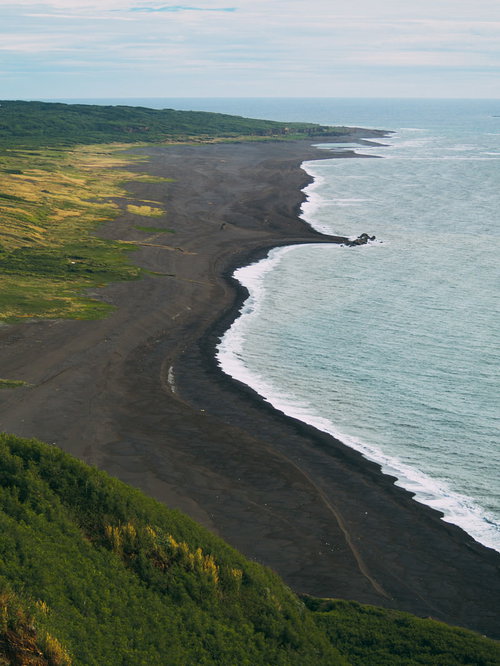 摺鉢山から見える黒々とした砂浜の上陸海岸（二ツ根浜（手前）と翁浜（奥））