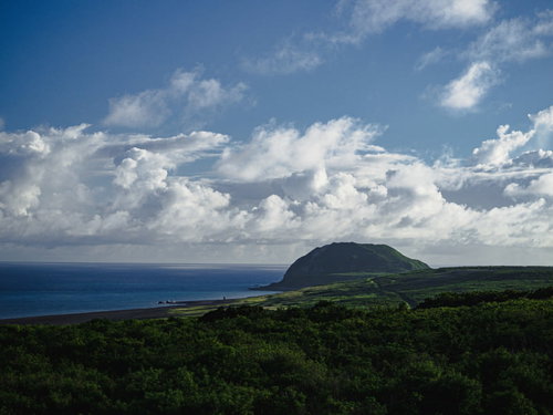 霞んで見える摺鉢山と翁浜（上陸海岸）