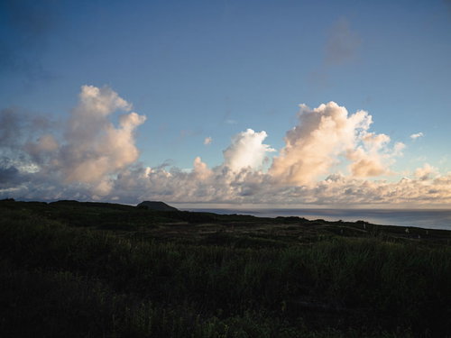 摺鉢山と千鳥ヶ浜の向うに見える夕陽に輝く雲
