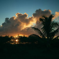 集団埋葬地から観る夕陽の写真