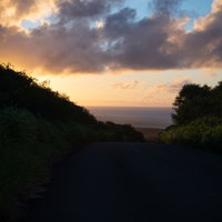 夕暮れの釜岩へと通じる道の写真