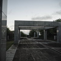 静かに暮れゆく鎮魂の丘の夕暮れの写真