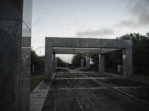 静かに暮れゆく鎮魂の丘の夕暮れ