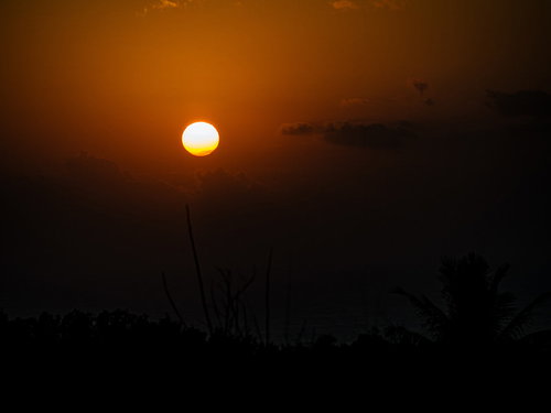 海と雲と空を綺麗なグラデーションに染め上げる朝日