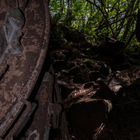 探照灯側から見る壕の入り口付近の写真