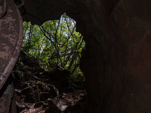 探照灯の裏側から見る壕の入り口付近の様子