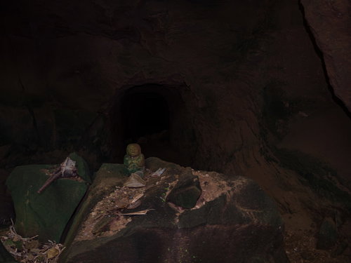 ドラム缶壕入口の地蔵と銃身