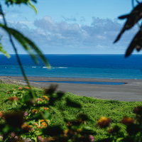 探照灯壕上から臨む平成に隆起してできた平成温泉の写真