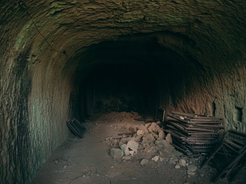 硫黄島南側の戦車壕または魚雷整備壕に残る米軍ベッド