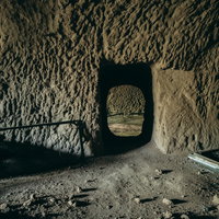 硫黄島南側の戦車壕または魚雷整備壕を繋ぐ通路の写真