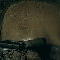 硫黄島南側の戦車壕または魚雷整備壕に残るドラム缶とベッドの写真