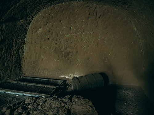 硫黄島南側の戦車壕または魚雷整備壕に残るドラム缶とベッド