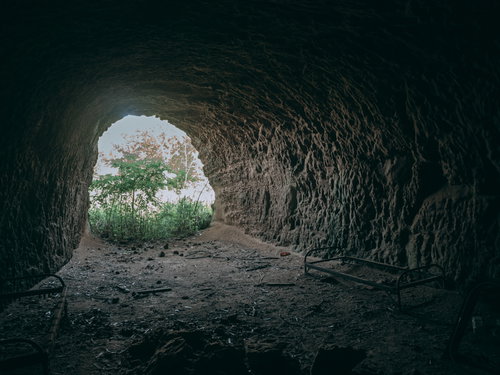 硫黄島南側の戦車壕または魚雷整備壕から壕口を臨む