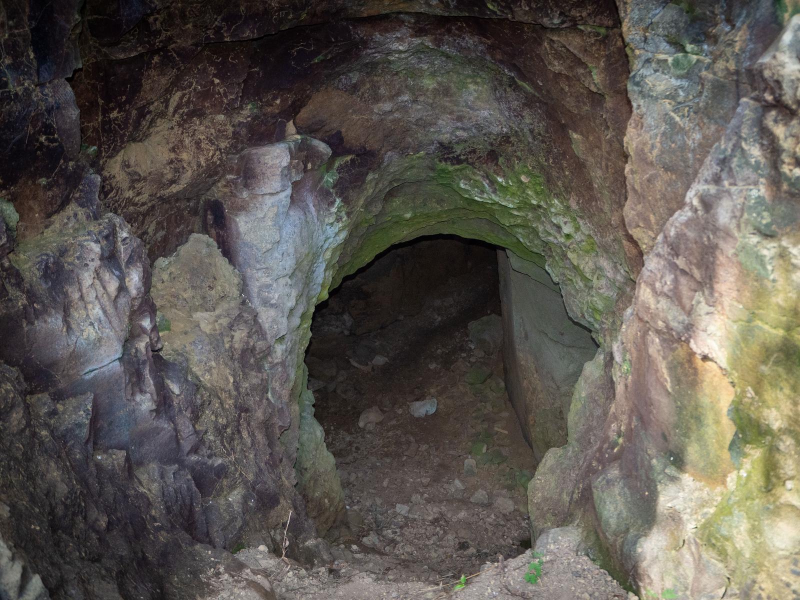 硫黄島のドラム缶壕内部、土砂が堆積した床面と岩壁
