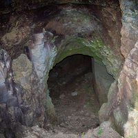 硫黄島北側壕口から覗き込んだドラム缶壕内部の写真