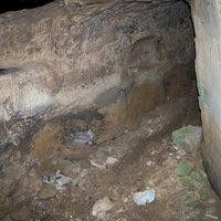 瓦礫が散らばるドラム缶壕内部の様子の写真