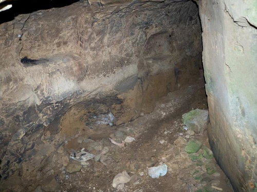 瓦礫が散らばるドラム缶壕内部の様子