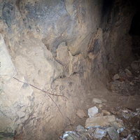 「NAVAL BASE 3150」と刻まれた硫黄島米海軍施設跡のコンクリート製標識の写真