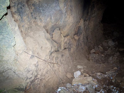 「NAVAL BASE 3150」と刻まれた硫黄島米海軍施設跡のコンクリート製標識