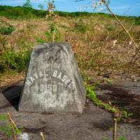 硫黄島に残る米軍基地「NAVAL BASE 3150」のコンクリート標柱遺構の写真