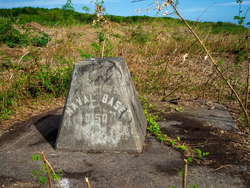 硫黄島に残る米軍基地「NAVAL BASE 3150」のコンクリート標柱遺構