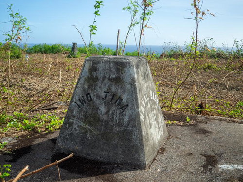 草木に覆われた硫黄島の米海軍標識とコンクリート遺構