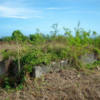 米海軍標識近くのコンクリート建造物入り口の様子の写真