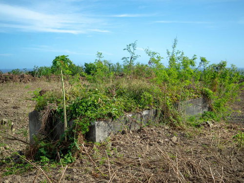 米海軍標識近くのコンクリート建造物入り口の様子